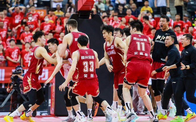 浙媒：浙江队门将赵博昨夜对阵蓉城的比赛是打封闭出场