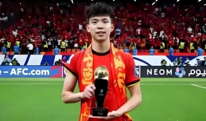 生气了！王钰栋赛后不断抱怨，谢场时直接愤怒离场