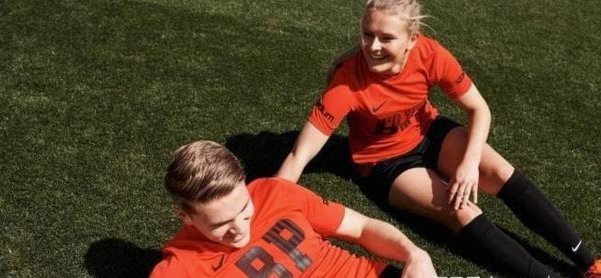 我22岁没踢过足球，1米8，130斤如果踢英女超能变成球王吗？