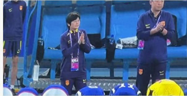 日本全队赛后鞠躬致意，中国队鼓掌回应