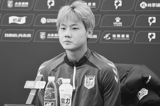 毛伟杰在国家队的战术适应难题